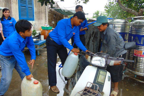 Đoàn viên, thanh niên hỗ trợ vận chuyển nước sạch miễn phí cho nhân dân